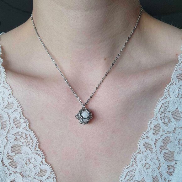 Vintage classic & elegant small silver chain and caged pearl necklace - Picture 1 of 8